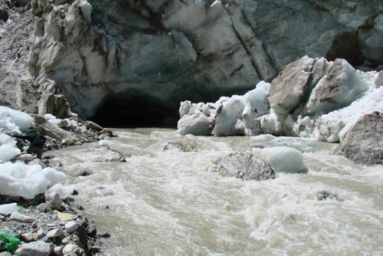 Foto von der Quelle des Ganges. Fluss kommt aus dem Gletscher.